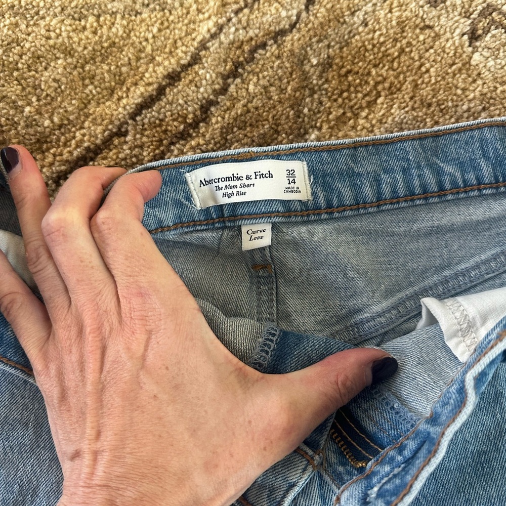 Brand new Abercrombie “The Mom Short”